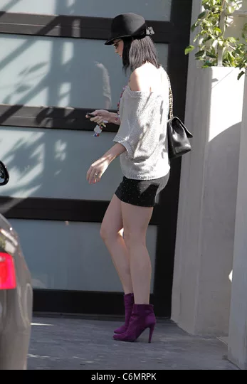 Katy Perry camminare alla Sua auto indossando un cappello nero di Los Angeles, California - 13.02.10 Foto Stock